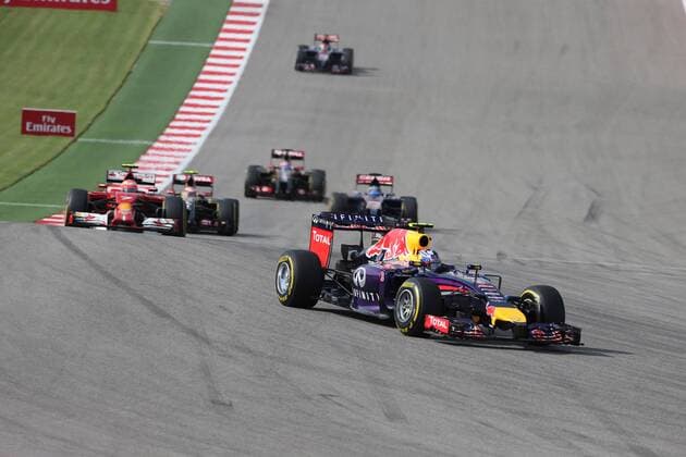 02.11.2014 - Race, Daniel Ricciardo (AUS) Red Bull Racing RB10 leads Kimi Raikkonen (FIN) Scuderia Ferrari F14-T United States Grand Prix, Austin 30 October - 2 November 2014 