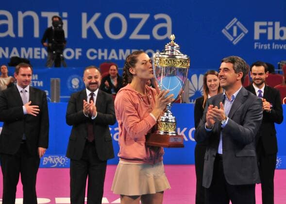 (141103) -- SOFIA, Nov. 2, 2014 -- Andrea Petkovic (C) of Germany kisses the trophy during the awarding ceremony after the women s singles final match at the 2014 WTA Tennis Damen tournament of champions in Sofia, Bulgaria, on Nov. 2, 2014. WangxXinran 