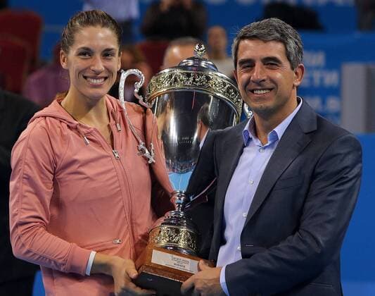02.11.2014 Sofia(Bulgaria) WTA Tennis Damen tennis tournament of champions Andrea Petkovic(L) Germany receive trophy from Rosen Plevneliev(r) president of Bulgarian tennis federation 