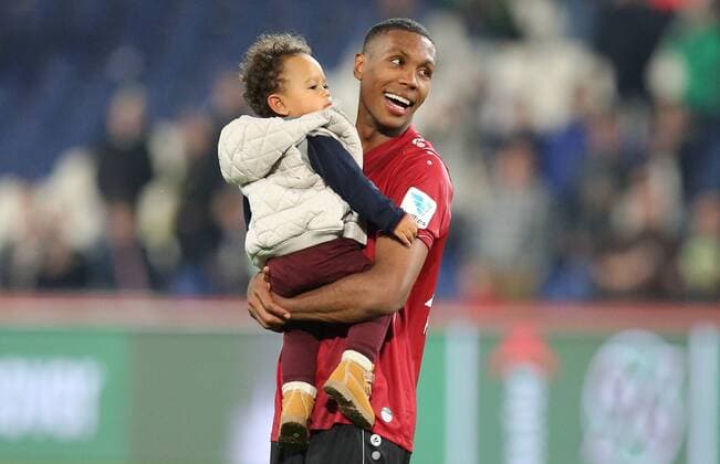 01.11.2014, Hannover Fussball, Fußball, Bundesliga Saison 2014 - 2015, HDI Arena, 10. Spieltag, Hannover 96 - Eintracht Frankfurt 1:0 Nach dem Schlusspfiff - Marcelo (Hannover96) mit Sohn
