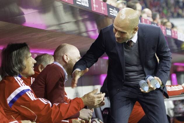 Bayern - Arzt Hans-Wilhelm MUELLER-WOHLFAHRT (MÜLLER-WOHLFAHRT) und Trainer Josep Pep GUARDIOLA (M) (rechts) begrüssen sich. Fussball, FC Bayern München (München) (M) - Borussia Dortmund (DO) 2:1, Bundesliga, 10.Spieltag, Saison 2014 2015, am 01.11.2014 in München A L L I A N Z A R E N A Deutschland.