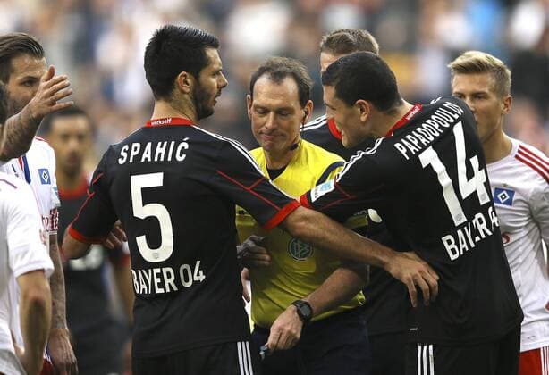 Foto : Schiri Florian Mayer gibt Elfer gegen Bayer 04, streitet mit Papadopoulos und Emir Spahic , links Fussball 1. Bundesliga am Sa. 01.11.2014 HSV - Bayer 04 Leverkusen