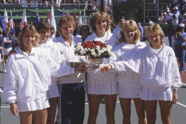 Tennis Federation Cup 1987 in Vancouver: Siegerehrung fuer das Team Deutschland mit (von links) Bettina BUNGE, Claudia PORWICK, Coach Klaus HOFSAESS, Claudia KOHDE-KILSCH, Steffi GRAF und Silke MEIER, Jubel mit Pokal, Querformat