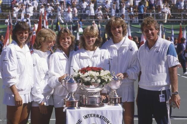 Tennis Federation Cup 1987 in Vancouver: Siegerehrung fuer das Team Deutschland mit (von links) Claudia PORWICK, Silke MEIER, Bettina BUNGE, Steffi GRAF, Claudia KOHDE-KILSCH und Coach Klaus HOFSAESS, Jubel mit Pokal, Querformat