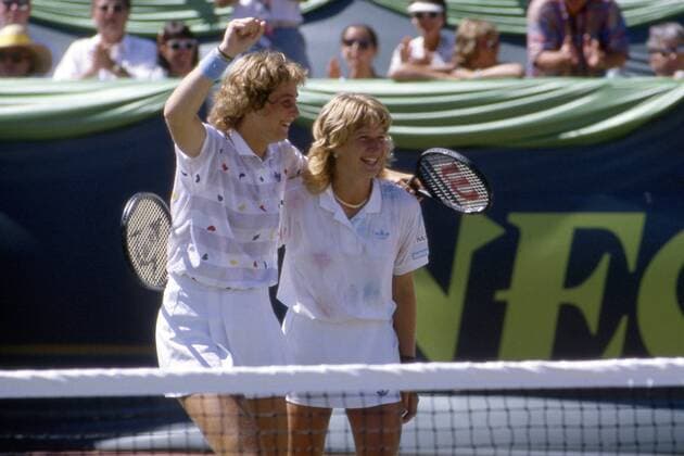 Tennis Federation Cup 1987 in Vancouver: Steffi GRAF (rechts) und Claudia KOHDE-KILSCH, jubeln nach ihrem Sieg, Damen Doppel Deutschland
