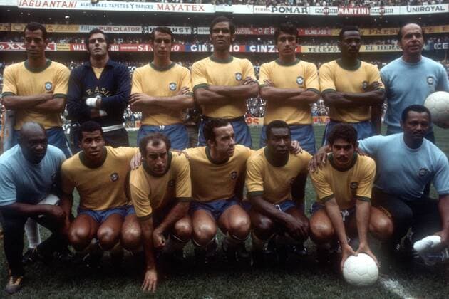Mannschaftsfoto Brasilien, hi.v.li.: Carlos Alberto, Felix, Brito, Piazza, Clodoaldo, Everaldo, Betreuer; vo.v.li.: Masseur Americo, Jairzinho, Gerson, Tostao, Pele, Rivelino, Betreuer