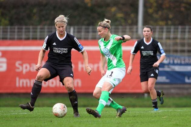 Lena Wermelt (Herforder SV) , Alexandra Popp (VfL Wolfsburg) vl Zweikampf, Duell, duel, tackle, Aktion, Action Fussball, Allianz Frauen-Bundesliga, Herforder SV - VfL Wolfsburg xygx