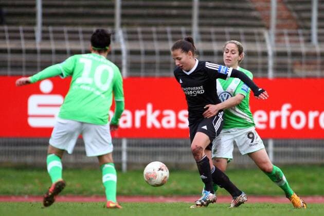Selina Wagner (VfL Wolfsburg) , Lisa Lösch (Herforder SV) , Anna Blässe (VfL Wolfsburg) vl Dreikampf, Duell, duel, tackle, Aktion, Action Fussball, Allianz Frauen-Bundesliga, Herforder SV - VfL Wolfsburg xygx