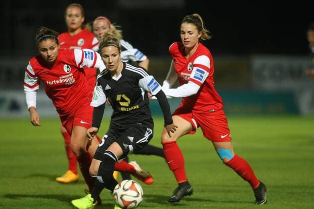 Allianz Frauen-Bundesliga, 9. Spieltag: 1. FFC Frankfurt - SC Freiburg am Mittwoch (05.11.2014) im Stadion am Brentanobad in Frankfurt am Main. Svenja Huth (1. FFC Frankfurt) vor Anja Maike Hegenauer (SC Freiburg, L) und Sandra Starke (SC Freiburg).