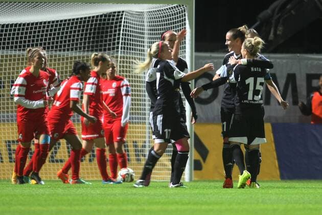 Allianz Frauen-Bundesliga, 9. Spieltag: 1. FFC Frankfurt - SC Freiburg am Mittwoch (05.11.2014) im Stadion am Brentanobad in Frankfurt am Main. Jubel nach 2:0 durch Simone Laudehr (1. FFC Frankfurt).