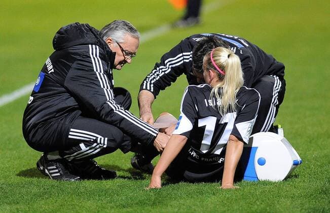 05.11.2014, xpsx, Fussball 1.Bundesliga Damen, 1.FFC Frankfurt - SC Freiburg, v.l. Mandy Islacker (1.FFC Frankfurt) verletzt