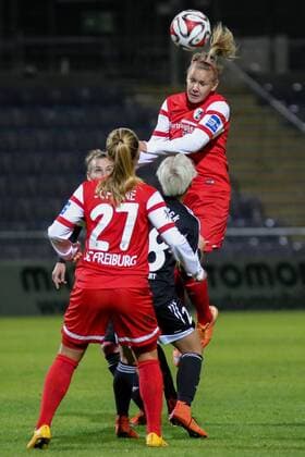 Lena Petermann (SC Freiburg) steigt am höchsten, Kopfball, header, Aktion, Action, Fussball, Allianz Frauen-Bundesliga, 1. FFC Frankfurt - SC Freiburg, xozx