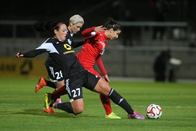 Allianz Frauen-Bundesliga, 9. Spieltag: 1. FFC Frankfurt - SC Freiburg am Mittwoch (05.11.2014) im Stadion am Brentanobad in Frankfurt am Main. Peggy Kuznik (1. FFC Frankfurt, L), Hasret Kayikci (SC Freiburg).