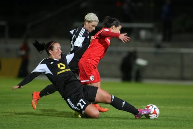 Allianz Frauen-Bundesliga, 9. Spieltag: 1. FFC Frankfurt - SC Freiburg am Mittwoch (05.11.2014) im Stadion am Brentanobad in Frankfurt am Main. Peggy Kuznik (1. FFC Frankfurt, L), Hasret Kayikci (SC Freiburg).