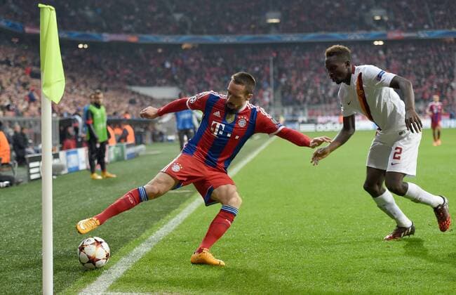 FUSSBALL CHAMPIONS LEAGUE SAISON 2014 2015 Vorrunde FC Bayern Muenchen - AS Rom 05.11.2014 Franck Ribery (li, FC Bayern Muenchen) trickreich und versiert an der Eckfahne gegen Mapou Yanga-Mbiwa (re, AS Rom) 