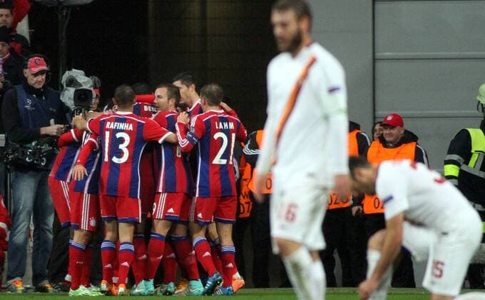 FC Bayern-Torjubel. AS Rom am Boden Fussball UEFA Champions League FC Bayern München - AS Rom 05.11.2014
