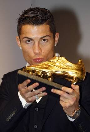 Aktuell Fussball, Cristiano Ronaldo nimmt Goldenen Schuh fuer den erfolgreichsten Torjaeger Europas entgegen Cristiano Ronaldo receives the Golden Boot as the best European League scorer of last season 13-14. In the picture, Cristiano Ronaldo with the trophy. xBEATRIZxGUZMANx 