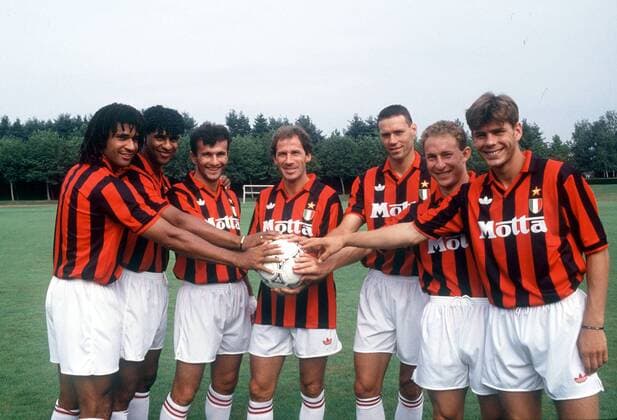 L-R: RUUD GULLIT, FRANK RIJKAARD, DEJAN SAVICEVIC, FRANCO BARESI, MARCO VAN BASTEN, ZVONIMIR BOBAN, JEAN PIERRE PAPIN - SUPERSTARS DES AC MILAN 1992 93