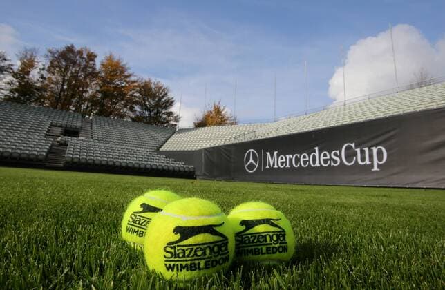 Stuttgart, Tennis, Mercedes Cup, Einweihung Center Court des Tennisclub Weissenhof, Tennisbälle von Slazenger auf dem Rasen