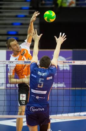 Berlin, Deutschland, 06.11.2014: Volleyball CEV Champions League Saison 2014 2015 - BR Volleys - Ach Volley Ljubljana. Paul Carroll (BR Volleys 12) gegen den Block aus Nathan Roberts (Ljubljana 5)