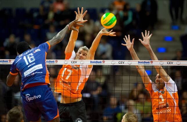 Berlin, Deutschland, 06.11.2014: Volleyball CEV Champions League Saison 2014 2015 - BR Volleys - Ach Volley Ljubljana. Sem Dolegombai (Ljubljana 16) gegen den Block aus Rob Bontje (BR Volleys 17), Scott Joseph Touzinsky (BR Volleys 1)