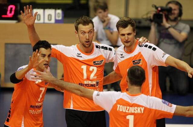 Kawika Shoji, Paul Carroll, Scott Touzinsky, Robert Kromm Freude Emotion jubelnd Jubel nach Punktgewinn Sport Volleyball CEV DenizBank Championsleague Herren Saison 2014 2015 06.11.2014 BR Volleys Berlin vs. Ach Volley Ljubljana