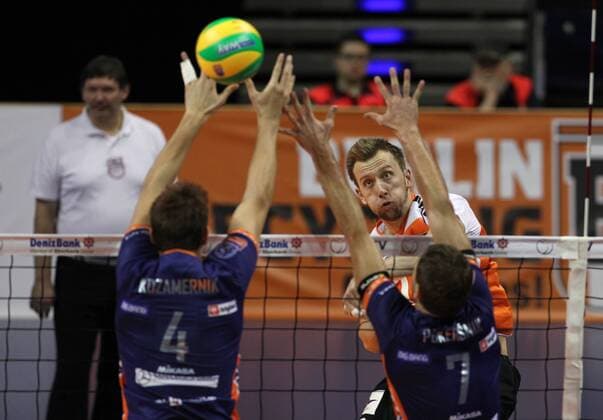 Jan Kozamernik, Danijel Pokersnik, Paul Carroll Aktion Spielszene Zweikampf Sport Volleyball CEV DenizBank Championsleague Herren Saison 2014 2015 06.11.2014 BR Volleys Berlin vs. Ach Volley Ljubljana