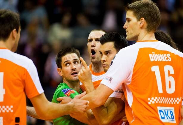 Berlin, Deutschland, 06.11.2014: Volleyball CEV Champions League Saison 2014 2015 - BR Volleys - Ach Volley Ljubljana. Das Team der BR Volleys jubelt: v.l. Martin Krystof (BR Volleys 11), Scott Joseph Touzinsky (BR Volleys 1), Kawika Shoji (BR Volleys 7), Christian Dünnes Duennes (BR Volleys 16)
