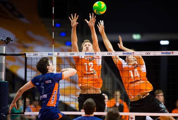 Berlin, Deutschland, 06.11.2014: Volleyball CEV Champions League Saison 2014 2015 - BR Volleys - Ach Volley Ljubljana. Nathan Roberts (Ljubljana 5) gegen den Block aus Paul Carroll (BR Volleys 12), Tomas Kmet (BR Volleys 14)