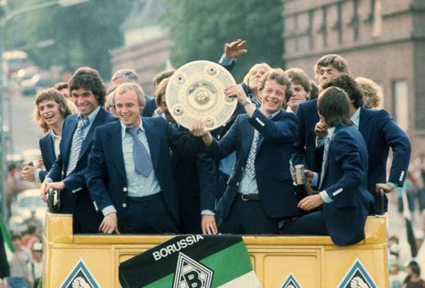 Fußball, Borussia Mönchengladbach, Deutscher Meister 1976 Der Deutsche Fußballmeister 1976 Borussia Mönchengladbach auf dem Doppeldeckerbus beim Triumphzug durch die Gladbacher Innenstadt. Aufn. 13.06.1976. Mitte: Herbert -Hacki- Wimmer mit der Meisterschale. HM