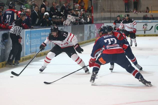 Eishockey Deutschland-Cup: Kanada - Slowakei am Freitag (07.11.2014) in der Olympia-Eissporthalle in München Cam Abbott ( Kanada ), links - Lukas Kozak ( Slowakei ) , rechts