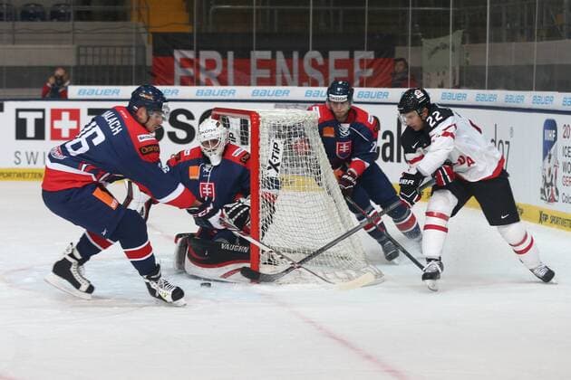 Eishockey Deutschland-Cup: Kanada - Slowakei am Freitag (07.11.2014) in der Olympia-Eissporthalle in München Juraj Valach ( Slowakei ), links - Branislav Konrad ( Slowakei ), mitte - Matt Pettinger ( Kanada ), rechts