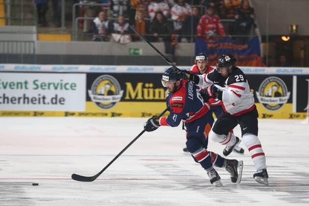 Eishockey Deutschland-Cup: Kanada - Slowakei am Freitag (07.11.2014) in der Olympia-Eissporthalle in München Adam Lapsansky ( Slowakei ), links - Chris Abbott ( Kanada ), rechts