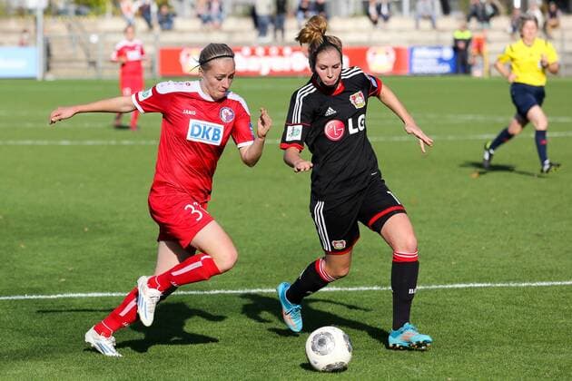 v.li.: Pauline Marie Bremer (Turbine Potsdam), Rebecca Knaak (Bayer 04 Leverkusen), Zweikampf, Duell, duel, tackle, Dynamik, Action, Aktion, Fussball, Allianz Frauen-Bundesliga, Bayer 04 Leverkusen - 1. FFC Turbine Potsdam, xozx