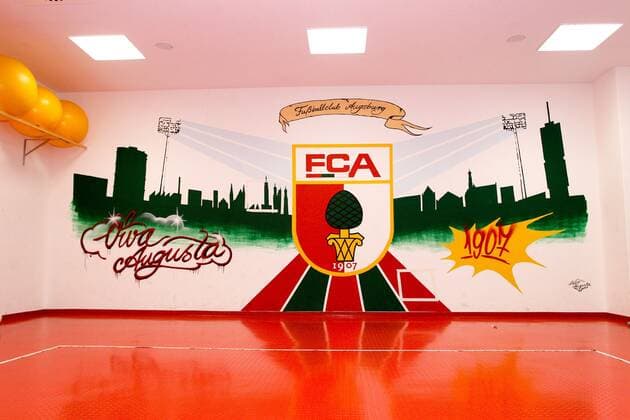 Fußball, Stadiongeschichte FC Augsburg Kabine, FC Augsburg, Aufwaermbereich FC Augsburg, Fussball, 1.Bundesliga, 08.11.2014 EP_ckt