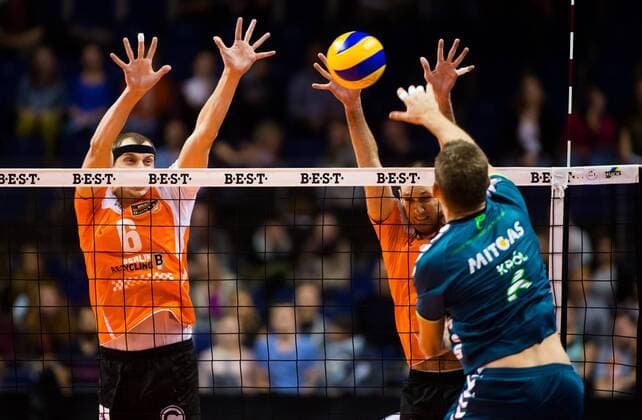 Berlin, Deutschland, 08.11.2014: Volleyball Bundesliga Saison 2014 2015 - BR Volleys - CV Mitteldeutschland. Jan Krol (CV Mitteldeutschland 6) gegen den Block aus Felix Fischer (BR Volleys 6) und Scott Joseph Touzinsky (BR Volleys 1)