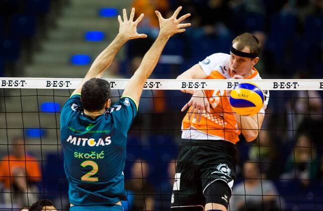 Berlin, Deutschland, 08.11.2014: Volleyball Bundesliga Saison 2014 2015 - BR Volleys - CV Mitteldeutschland. Felix Fischer (BR Volleys 6) gegen den Block aus Dejan Skocic (CV Mitteldeutschland 2)