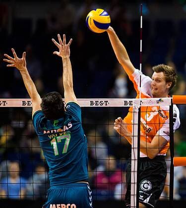 Berlin, Deutschland, 08.11.2014: Volleyball Bundesliga Saison 2014 2015 - BR Volleys - CV Mitteldeutschland. Robert Kromm (BR Volleys 3) gegen den Block aus Florian Völker Voelker (CV Mitteldeutschland 17)