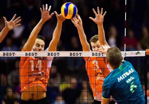 Berlin, Deutschland, 08.11.2014: Volleyball Bundesliga Saison 2014 2015 - BR Volleys - CV Mitteldeutschland. Jan Krol (CV Mitteldeutschland 6) gegen den Block aus Tomas Kmet (BR Volleys 14), Robert Kromm (BR Volleys 3)