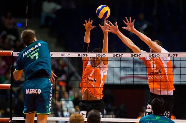Berlin, Deutschland, 08.11.2014: Volleyball Bundesliga Saison 2014 2015 - BR Volleys - CV Mitteldeutschland. Ruben Schott (CV Mitteldeutschland 7) gegen den Block aus Kawika Shoji (BR Volleys 7), Felix Fischer (BR Volleys 6)