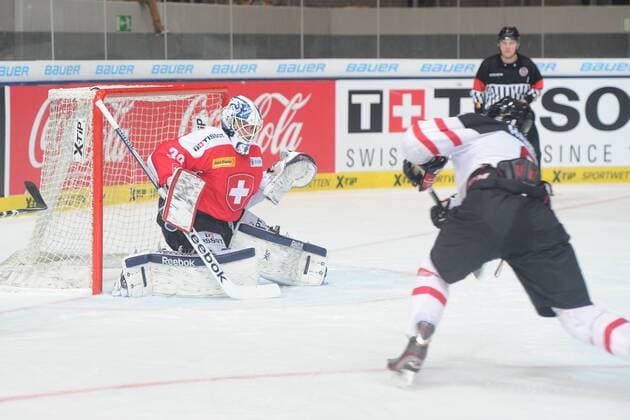 Eishockey, Deutschland Cup, Schweiz - Kanada. Im Bild Zach HAMILL (8) (Kanada) zieht zum 1:1 ab. xmfx