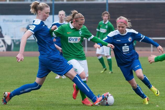 v.li.: Liesa Seifert (1. FFC Turbine Potsdam), Cindy König (SV Werder Bremen), Ingrid Wells (1. FFC Turbine Potsdam) im Dreikampf, Fussball, 2. Frauen-Bundesliga Nord, 1. FFC Turbine Potsdam - SV Werder Bremen, xobx