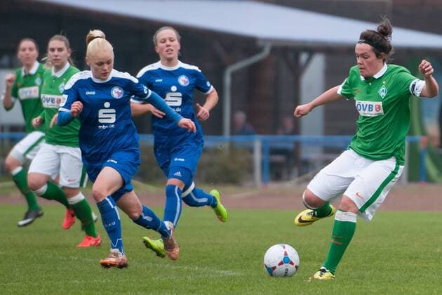 v.li.: Victoria Krug (1. FFC Turbine Potsdam), Stephanie Goddard (SV Werder Bremen) am Ball, Fussball, 2. Frauen-Bundesliga Nord, 1. FFC Turbine Potsdam - SV Werder Bremen, xobx