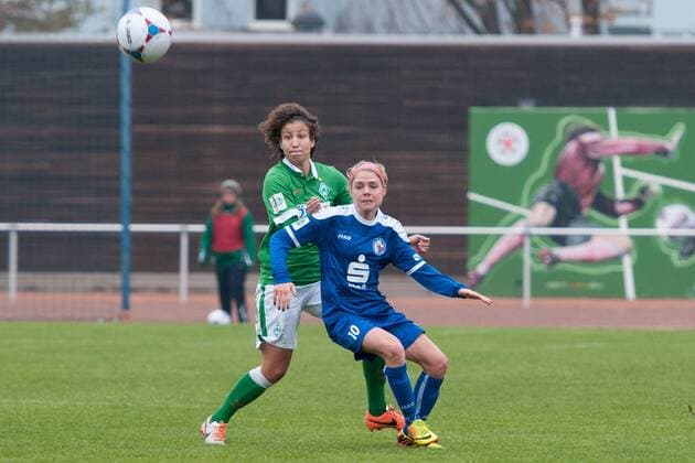 v.li.: Daniela Schacher (SV Werder Bremen), Ingrid Wells (1. FFC Turbine Potsdam) im Zweikampf, Fussball, 2. Frauen-Bundesliga Nord, 1. FFC Turbine Potsdam - SV Werder Bremen, xobx