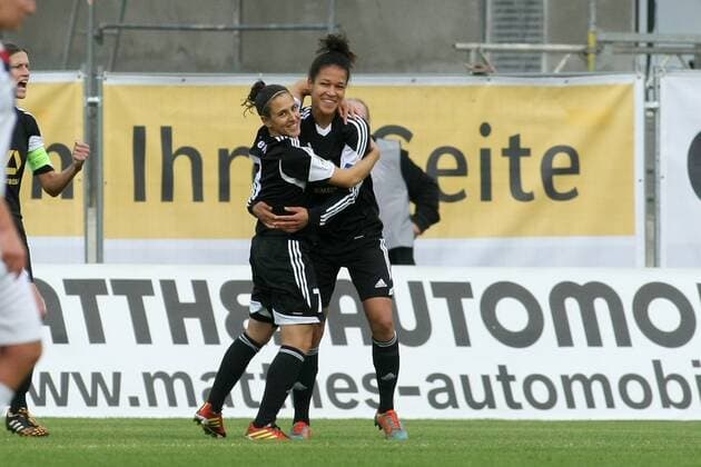 Hinspiel im Achtelfinale der UEFA Women s Champions League: 1. FFC Frankfurt gegen ASD Torres Femminile Sassari (Italien) am Sonntag (09.11.2014) im Stadion am Brentanobad in Frankfurt am Main. Jubel nach 1:0 durch Celia Sasic (1. FFC Frankfurt, R), Veronica Boquete (1. FFC Frankfurt).