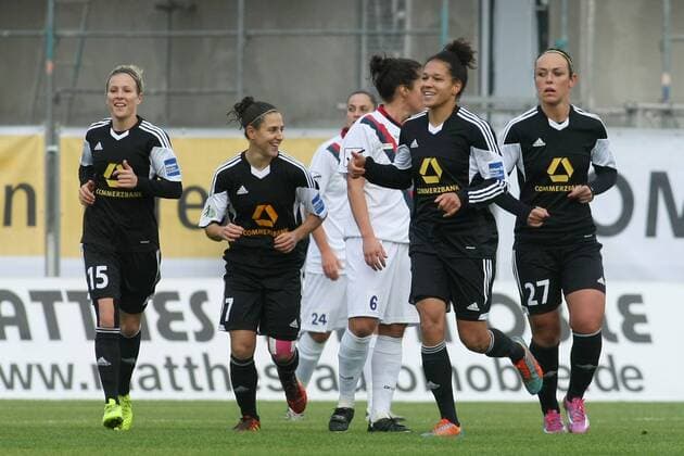 Hinspiel im Achtelfinale der UEFA Women s Champions League: 1. FFC Frankfurt gegen ASD Torres Femminile Sassari (Italien) am Sonntag (09.11.2014) im Stadion am Brentanobad in Frankfurt am Main. Jubel nach 1:0 durch Celia Sasic (1. FFC Frankfurt).