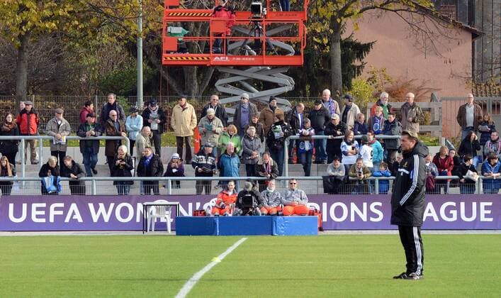 09.11.2014, xhbx, Fussball Champions League, 1.FFC Frankfurt - Torres Calcio Sassari, v.l. Trainer Colin Bell (1.FFC Frankfurt)