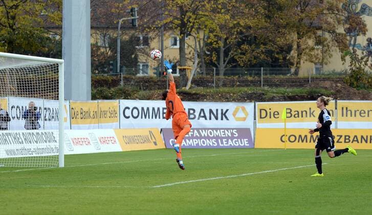 09.11.2014, xhbx, Fussball Champions League, 1.FFC Frankfurt - Torres Calcio Sassari, v.l. Goal scored, Tor zum 2:0 durch Kerstin Garefrekes (1.FFC Frankfurt), Mimma Fazio (ASD Torres Femminile), Svenja Huth (1.FFC Frankfurt)
