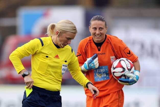 Fussball, UEFA Women s Champions League, 1. FFC Frankfurt - ASD Torres Calcio, v.li.: Schiedsrichter Schiedsrichterin Sara Persson zeigt Mimma Fazio (ASD Torres Calcio) die gelbe Karte, Verwarnung, yellow card xmrx