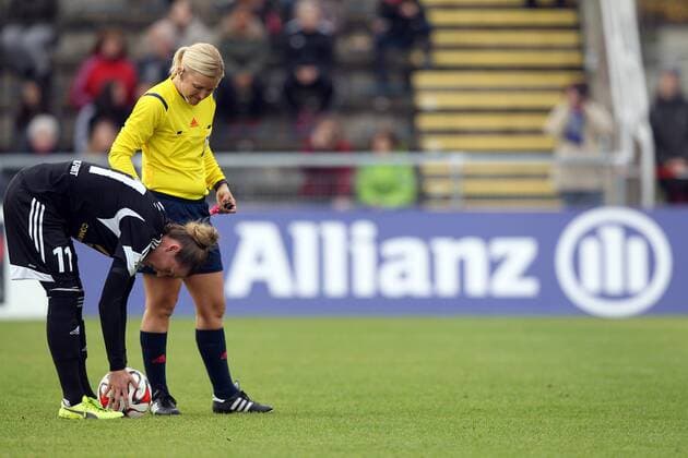 Fussball, UEFA Women s Champions League, 1. FFC Frankfurt - ASD Torres Calcio, v.li.: Simone Laudehr (1. FFC Frankfurt) erzielt das Tor zum 5:0, scores the goal, Aktion, Action, per Elfmeter, Strafstoß, penalty kick xmrx